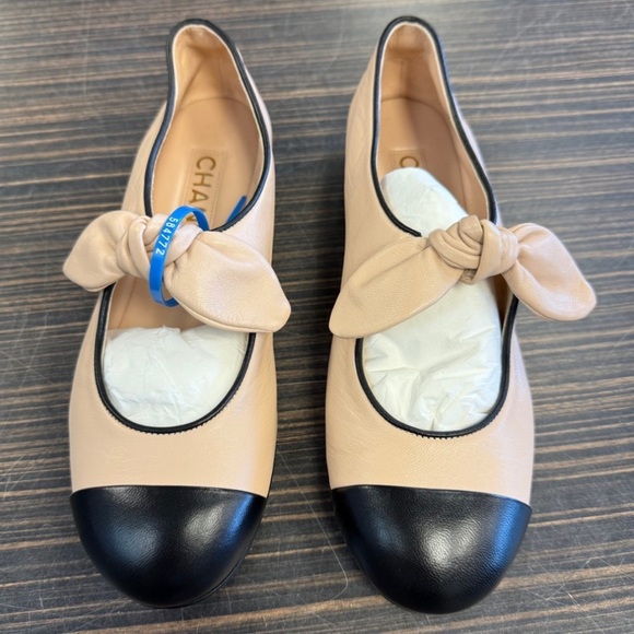 CHANEL Nude and Black Flats with Bow Mary Jane Strap 37 - Picture 4 of 4